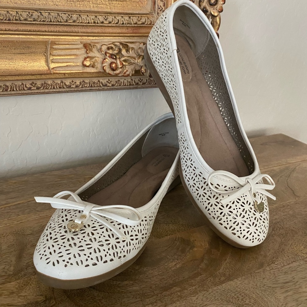 Giani Bernini White Laser-Cut Ballet Flats with Bow Accent SZ 9.5